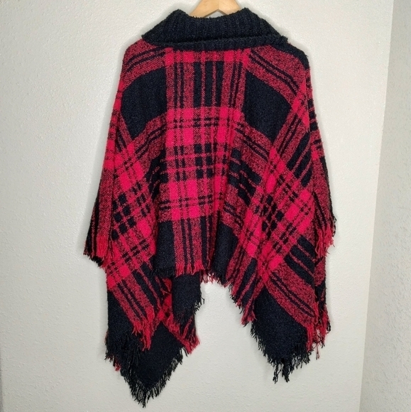 Steve Madden Buffalo Plaid Turtleneck Poncho Red Black One Size Fits Most - Picture 2 of 5
